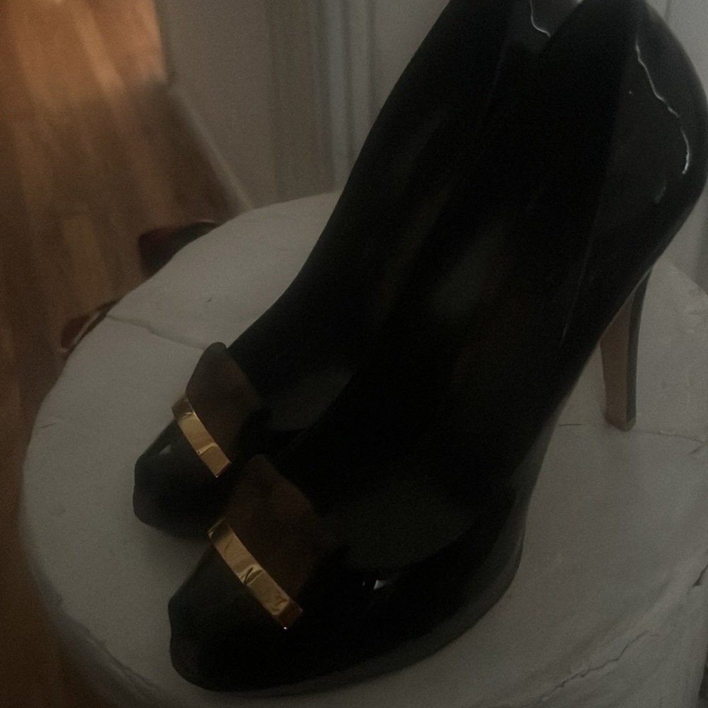 The brand-detailed gold-tone metal attached to the Damier Ebene canvas trim at - Picture 2 of 12